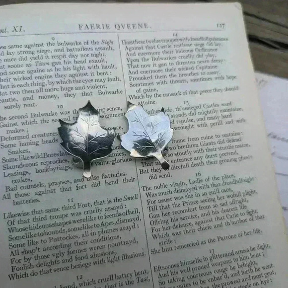 Vintage silver leaf bergerie clip on earrings - Picture 2 of 9